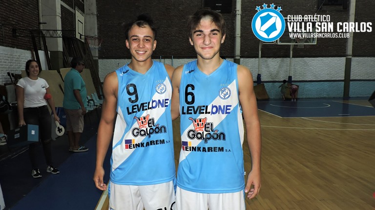 Valentín Báez y Valentín Palucas tuvieron su debut en el primer equipo y fueron "bautizados" por sus compañeros.